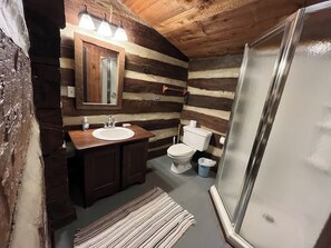 Shower, hair dryer, towels - Blackberry Inn at Heritage Farm (Huntington)