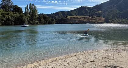 Paradise Beach Cottage - across the road to Ligar Bay Beach
