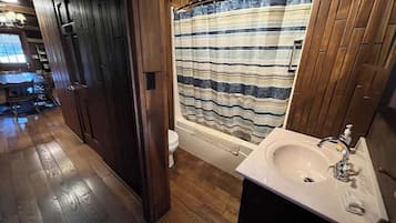 Douche, sèche-cheveux, serviettes fournies