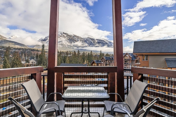 Property grounds - Luxury Penthouse Unparalleled Views & Comfort (Canmore)