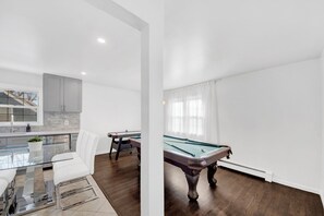 Games room - Luxury 3BR White Plains / Game Room / Free Parking (White Plains)