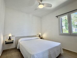 Room - Comfortable apartment in Canyelles with terrace and parking, near the beach (Roses)