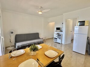 TV - Comfortable apartment in Canyelles with terrace and parking, near the beach (Roses)