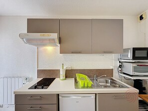 Fridge, microwave, oven, stovetop - Studio, pets welcome, near city center (Lamalou-les-Bains)