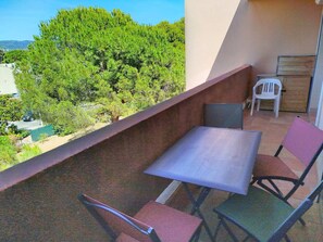 Outdoor dining - Air-conditioned studio cabin - Bormes-les-Mimosas (Bormes-les-Mimosas)