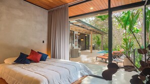 5 bedrooms, iron/ironing board, WiFi, bed sheets - House surrounded by nature only 20 min from Jaco| Pet friendly | Swimming pool| Groups (Esterillos Oeste)