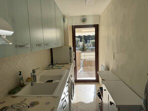 Fridge, oven, dishwasher, toaster - T2 with AC near the sea (Cavalaire-sur-Mer)