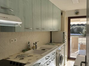 Fridge, oven, dishwasher, toaster - T2 with AC near the sea (Cavalaire-sur-Mer)
