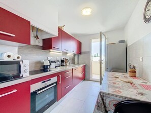 Cuina compacta amb microones, torradora i forn.