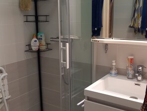 Bathroom - Charming 2BR with AC and Private Parking - Beachfront for 4 pers (Sète)