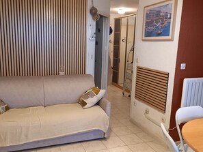 Interior - Charming 2BR with AC and Private Parking - Beachfront for 4 pers (Sète)