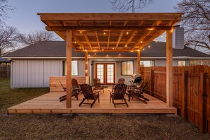 Terrace/patio - Vinyl Nest: Patio & Grill | Music | Sleeps 10 (Austin)
