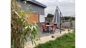 Outdoor dining - L'atelier 800m from the sea, atypical accommodation in an old country neighborhood (Plouescat)
