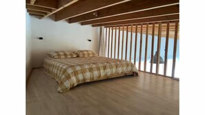 1 bedroom, bed sheets - L'atelier 800m from the sea, atypical accommodation in an old country neighborhood (Plouescat)