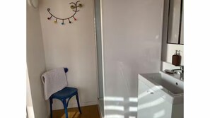 Interior - L'atelier 800m from the sea, atypical accommodation in an old country neighborhood (Plouescat)