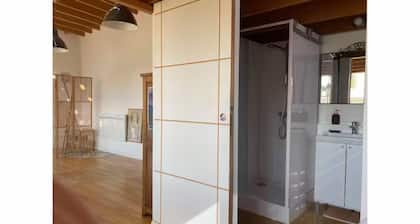L’atelier à 800m de la mer, logement atypique dans un vieux quartier en campagne