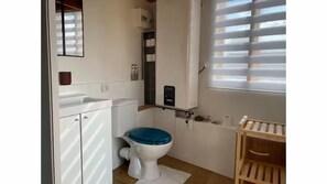 Shower, hair dryer, towels, soap - L'atelier 800m from the sea, atypical accommodation in an old country neighborhood (Plouescat)