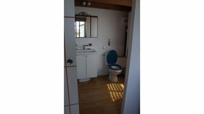 Shower, hair dryer, towels, soap - L'atelier 800m from the sea, atypical accommodation in an old country neighborhood (Plouescat)