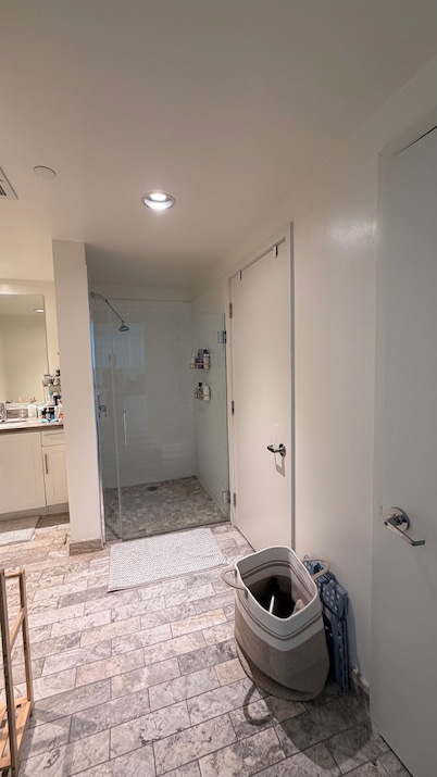 Cozy 1-bedroom apartment in delightful Downtown Los Angeles with AC and gym
