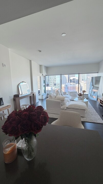 Cozy 1-bedroom apartment in delightful Downtown Los Angeles with AC and gym