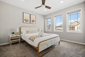 5 bedrooms, iron/ironing board, WiFi, bed sheets - Spacious 5-bedroom house in tranquil Calgary perfect for families (Calgary)