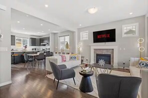 Interior - Spacious 5-bedroom house in tranquil Calgary perfect for families (Calgary)