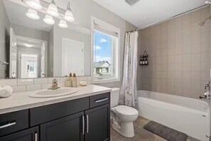 Hair dryer, towels, soap, shampoo - Spacious 5-bedroom house in tranquil Calgary perfect for families (Calgary)