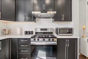Refrigerador, microondas, horno y parrilla de estufa 