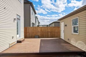 Terrace/patio - Spacious 5-bedroom house in tranquil Calgary perfect for families (Calgary)