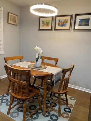 Dining - 3BR Home Sleeps 6+ | Near Hospital | Travel Nurse Ready | Access to Amenities (Moncton)