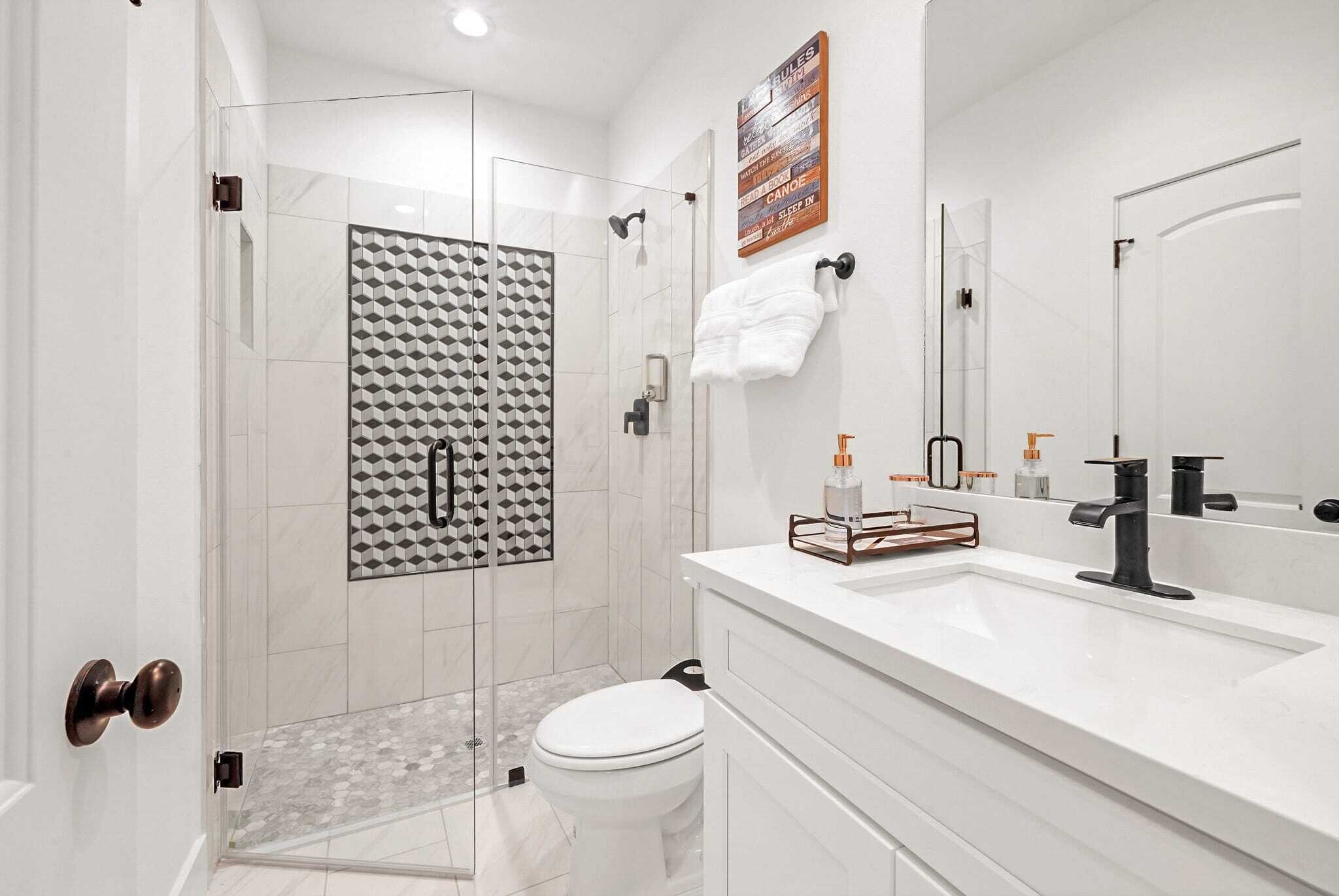 Serviettes fournies, savon, shampoing, papier toilette