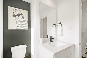 Towels, soap, shampoo, toilet paper - Modern 3-Story Retreat Near Downtown Nightlife and Dining (Houston)