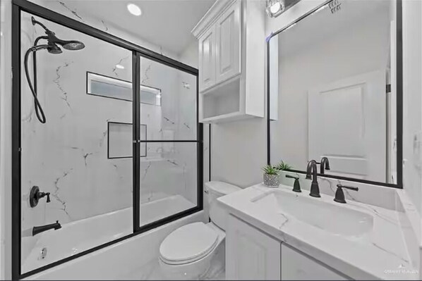 Shower, hair dryer, towels, soap - Modern cozy Weslaco home (Weslaco)