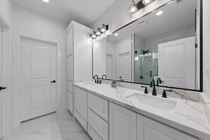 Shower, hair dryer, towels, soap - Modern cozy Weslaco home (Weslaco)