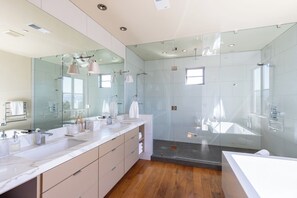 Shower, hair dryer, towels, soap - Luxury Modern Home w/ Infinity Pool - 3400 sq ft (Fetters Hot Springs-Agua Caliente)