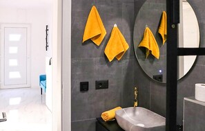 Shower, hair dryer - Amazing home in Dugobabe (Dugobabe)