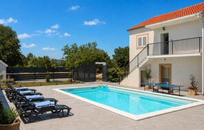 A heated pool - Amazing home in Dugobabe (Dugobabe)