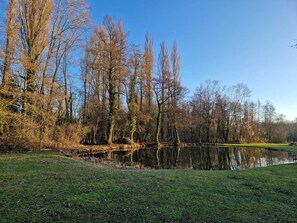 A serene lakeside setting with trees and a picnic area. - Ideal for temporary workers (Festubert)