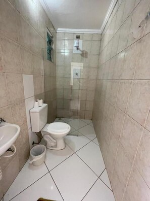 Douche, chaussons, serviettes fournies, savon