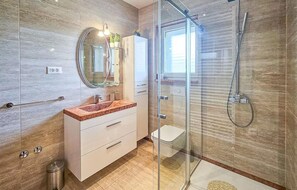 Shower, hair dryer - Awesome home in Donji Prolozac (Donji Prolozac)