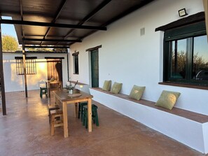 Outdoor dining - Casa Rural Única Nature, Swimming Pool and Sunsets (Urbanización Valleverde)