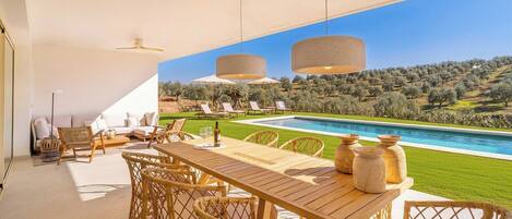 屋外ダイニングエリア