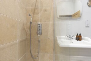Douche, sèche-cheveux, serviettes fournies