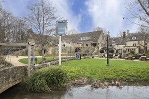 Property grounds - Cosy 2-Bed Cotswold Cottage in Shipton Oliffe (Cheltenham)