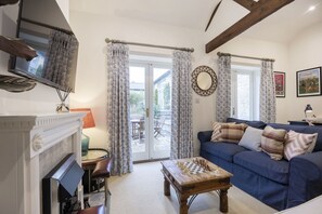 Living area - Cosy 2-Bed Cotswold Cottage in Shipton Oliffe (Cheltenham)