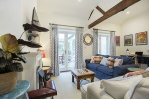 Living area - Cosy 2-Bed Cotswold Cottage in Shipton Oliffe (Cheltenham)