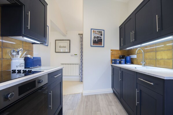 Private kitchen - Cosy 2-Bed Cotswold Cottage in Shipton Oliffe (Cheltenham)