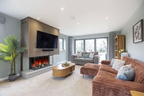 TV, fireplace - Stunning Detached Countryside Home in Cheltenham (Cheltenham)