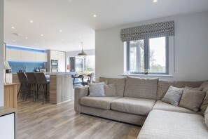 TV, fireplace - Stunning Detached Countryside Home in Cheltenham (Cheltenham)