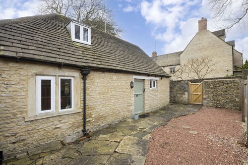 Cosy 2 Bed Cotswold Stone Cottage in Cirencester